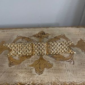 Beautiful vintage gold tone brooch with rope detailing. EUC!